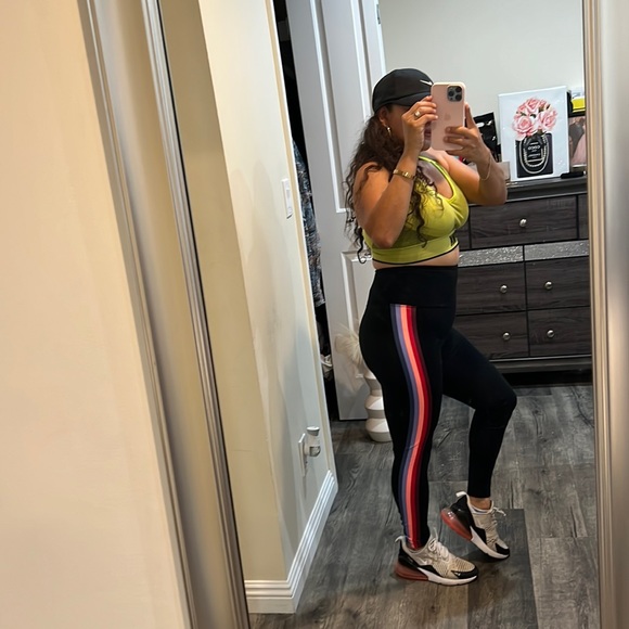 💜Pink VS Yoga Leggings - Picture 16 of 16